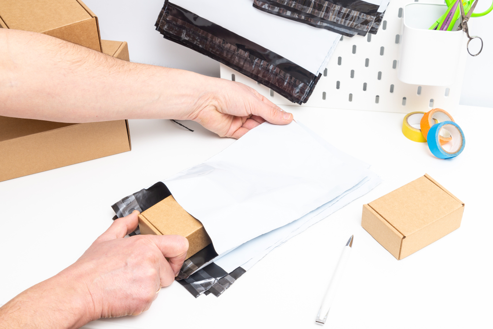 Poly Bubble Mailers vs Boxes: Which Is Better for Shipping?